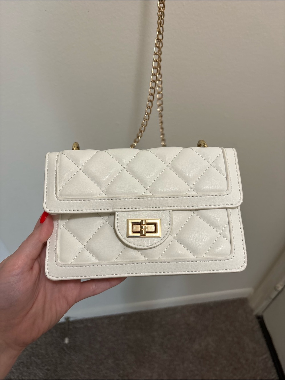 Elegant Quilted Cream Crossbody Bag with Gold Chain